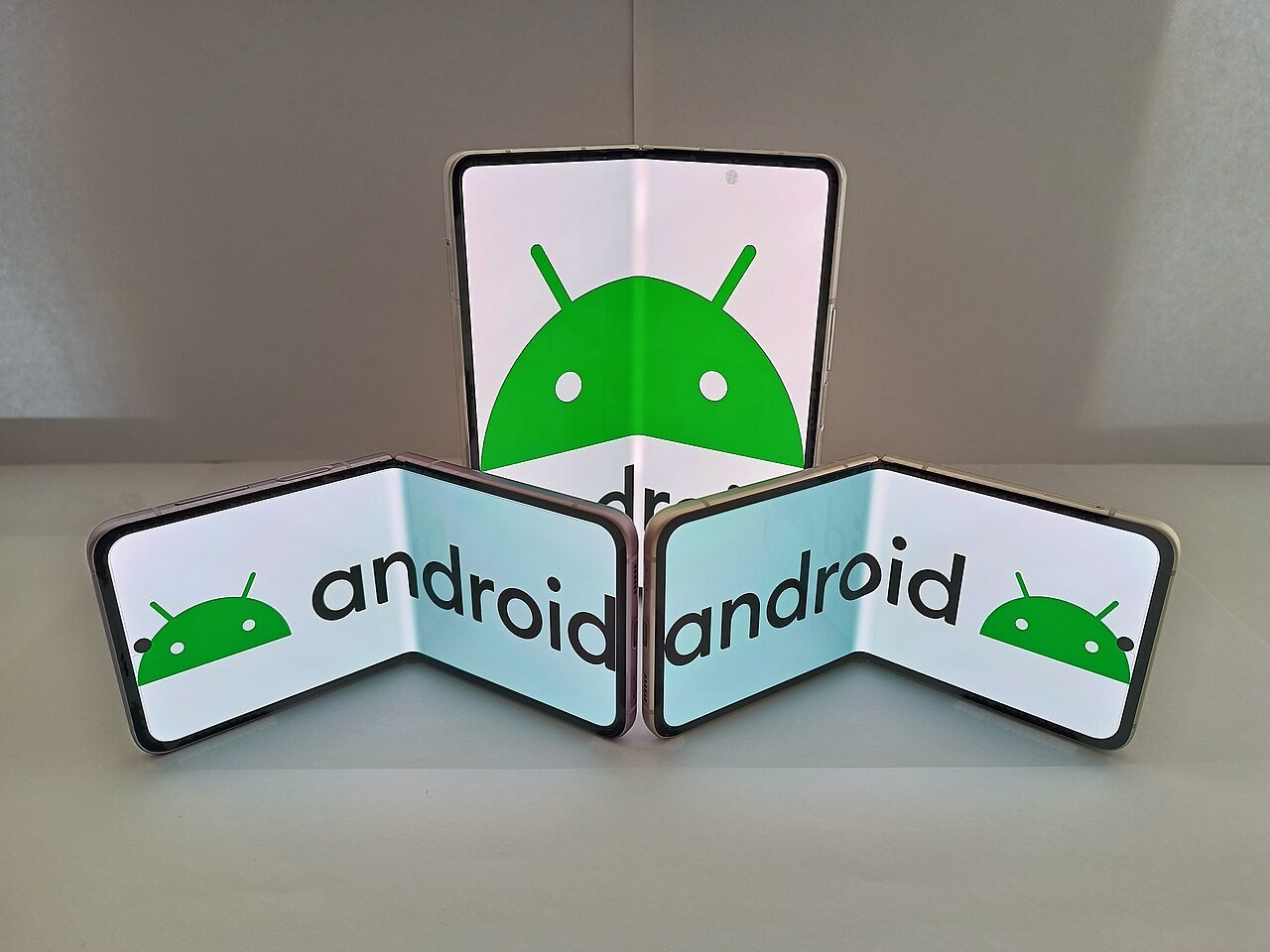 Który składany Android jest najbliższy iPhone’owi Duo?